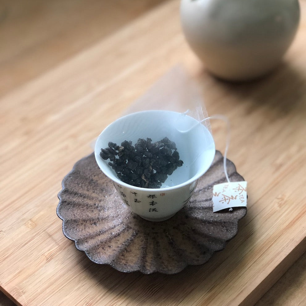 凍頂烏龍茶ティーバッグ(包5入)緑茶に近いスッキリした味が特徴。しっかりした茶葉は低めの温度で5〜7回繰り返しお飲みいただけます。