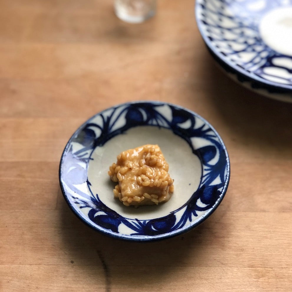 台湾国産有機大豆の豆腐よう 履歴も味も素晴らしい豆腐よう。台湾で一番最初にできたオーガニック村・羅山で作られた世にも珍しい台湾国産大豆をその綺麗な土地の湧き水で豆腐にし、同じ土地で作られた有機米の麹でつけている。豆から製品まで農家さんが一貫生産だし、豆乳にする際の湧き水が、火山灰の影響でアルカリ性の水のため、豆乳はニガリなして固まり始め豆腐にするという、とにかく経歴が美しすぎるのですがそんなことは知らなくても美味しくて吠えてしまいます。炊きたてご飯にちょこっと。オリーブオイルと和えてバーニャカウダ風にしても良し。楊枝の先につけてちびちびナメナメ酒のアテに。