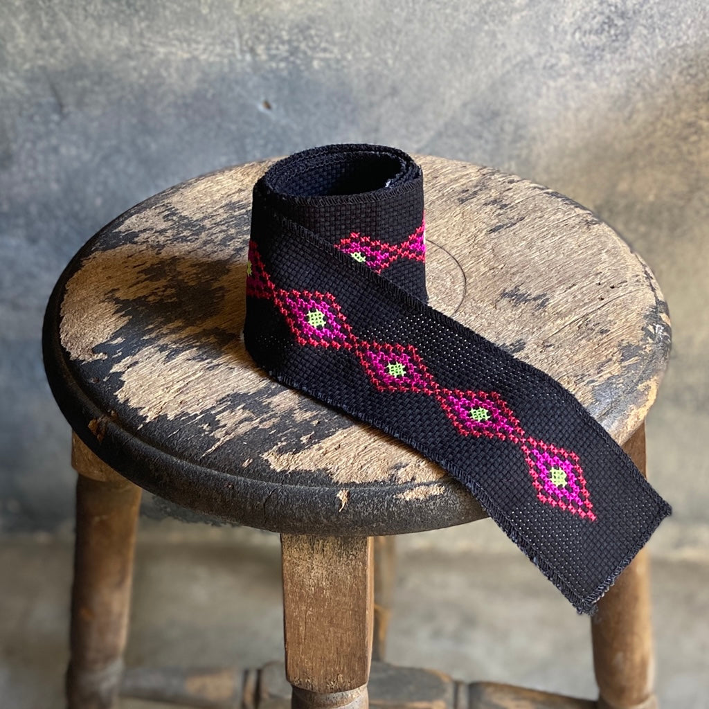 パイワン族刺繍・陳媽媽工作室 <守護>黒地X菱形柄
