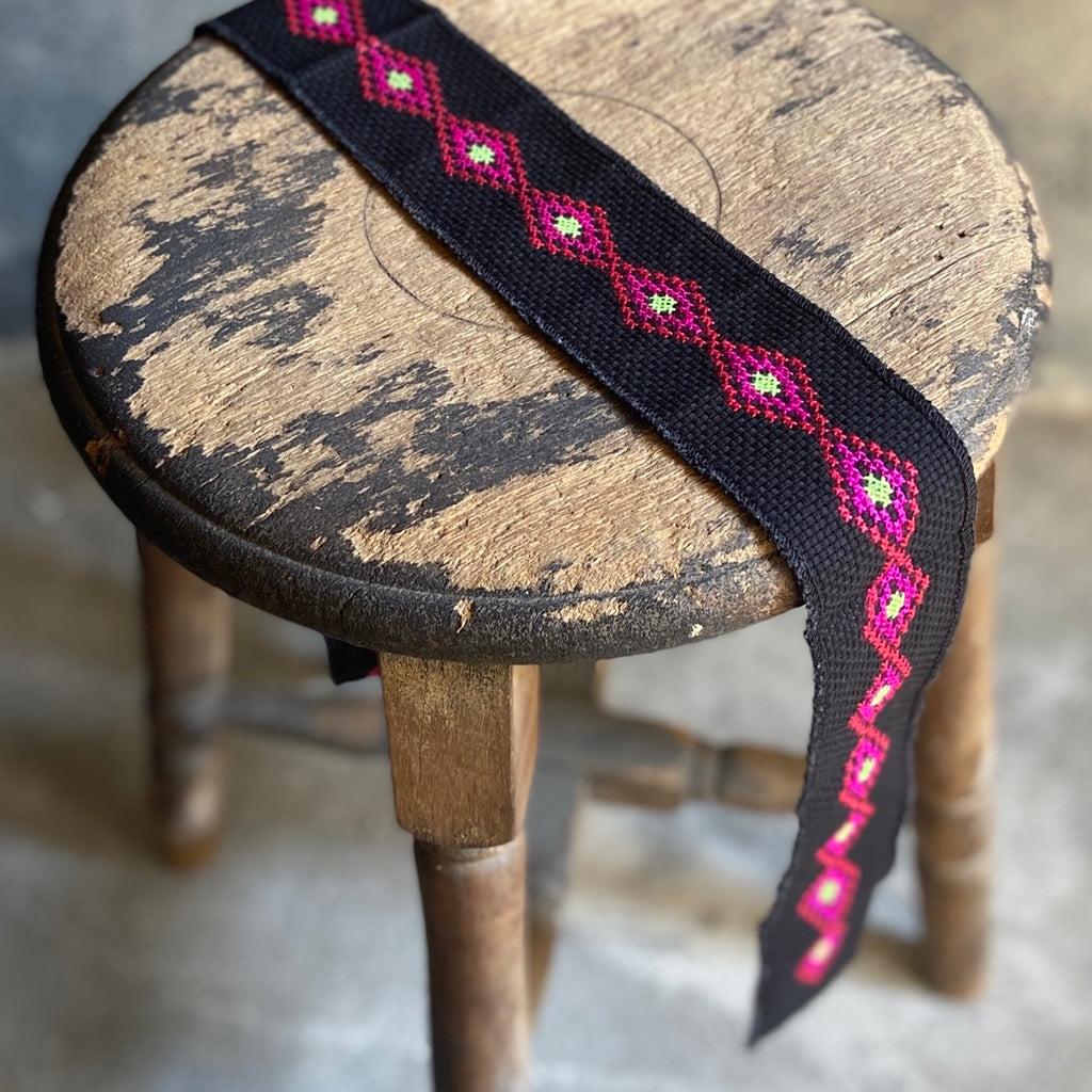 パイワン族刺繍・陳媽媽工作室 <守護>黒地X菱形柄