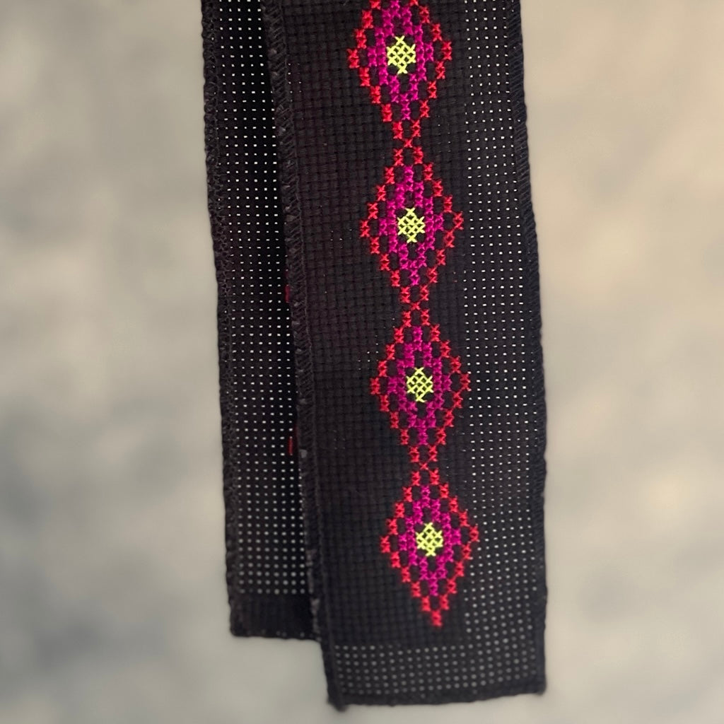 パイワン族刺繍・陳媽媽工作室 <守護>黒地X菱形柄