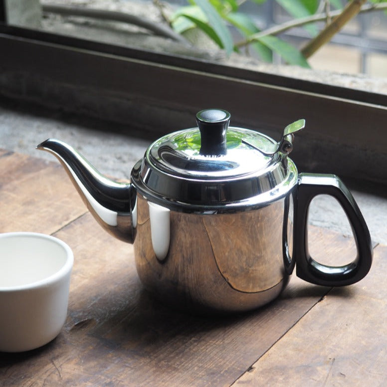 餐廳的耐用茶壺