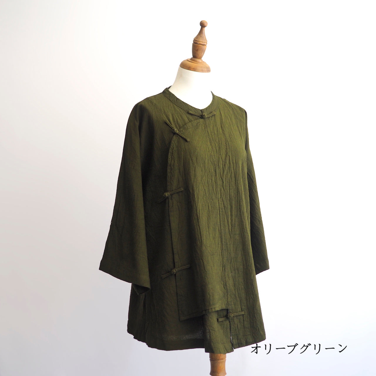 オリーブグリーン プリーツプリーズ　チャイナボタン　長袖シャツ オリーブグリーン プリーツプリーズ チャイナボタン 長袖シャツ